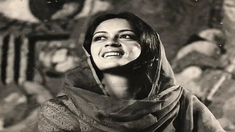 সাঁতার প্রতিযোগিতার সেরা নাফিসা সিনেমায় নায়িকাও, নায়কের তালিকায় ছিলেন অমিতাভ ও শশী কাপুররা